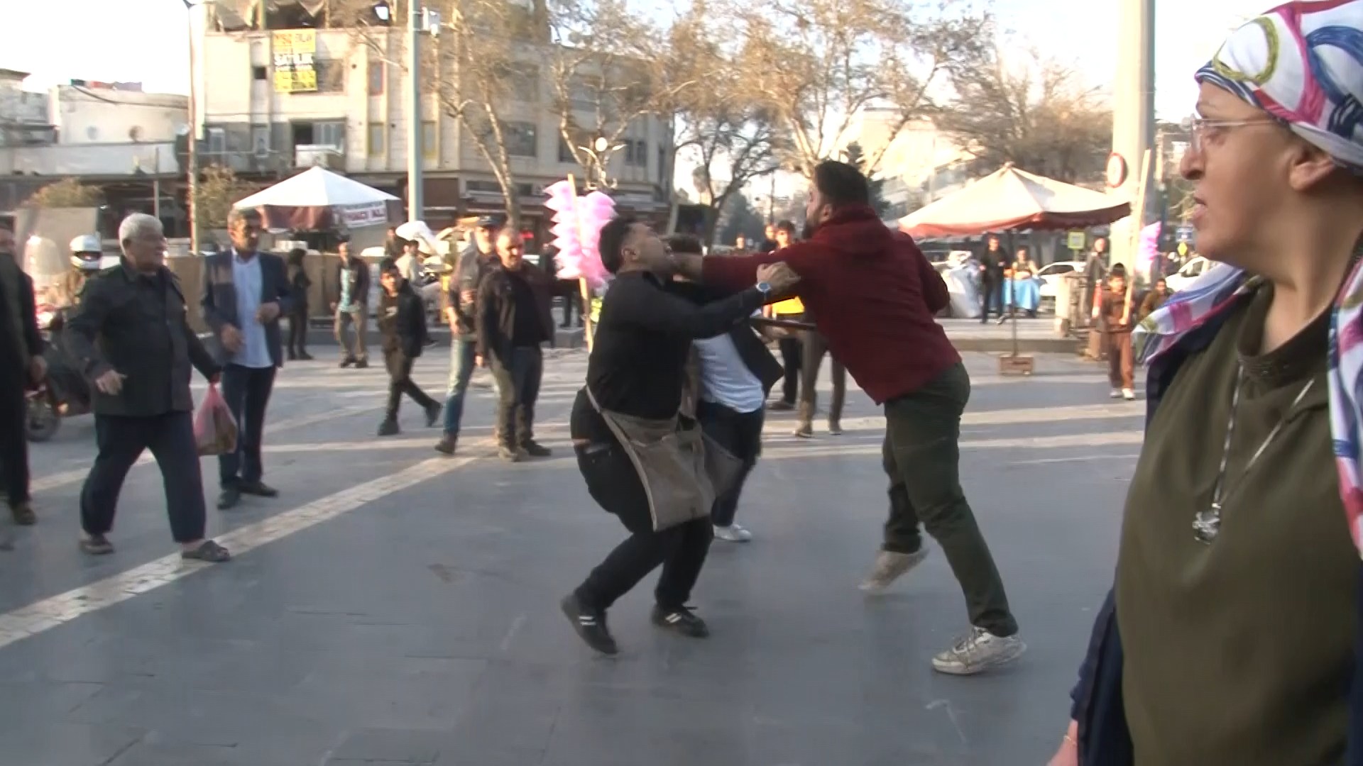 Şanlıurfa'da seyyar satıcılar arasında bıçaklı  ‘yer kavgası’; 3 yaralı