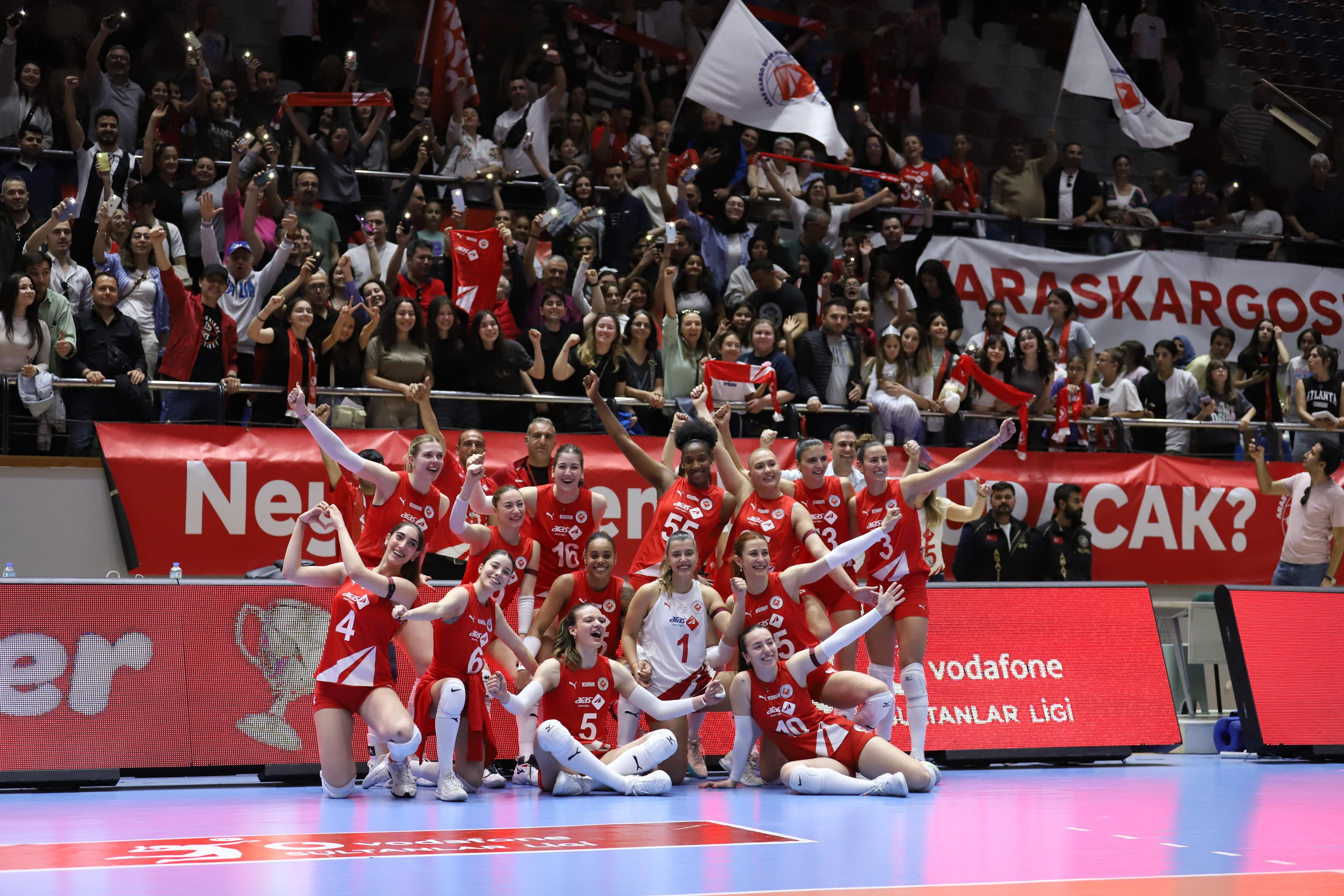 Aras Kargo Kadın Voleybol Takımı, ligdeki yerini sağlamlaştırdı