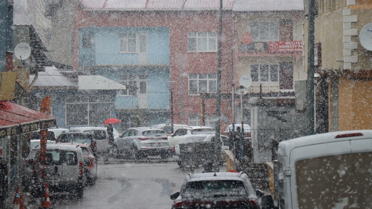 Erzurum'a lala lapa kar yağdı