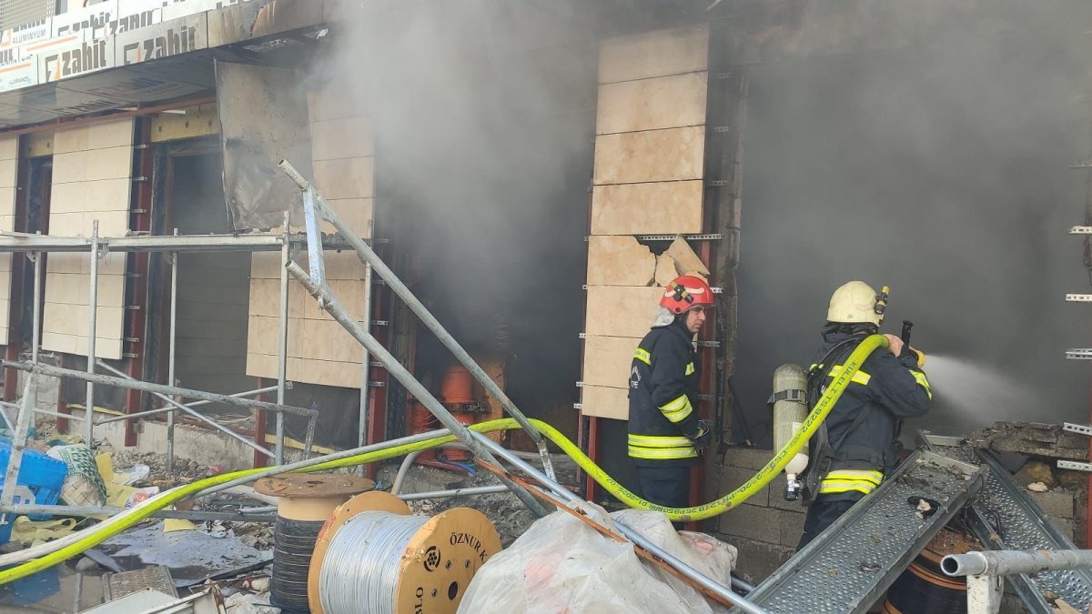 Kahramanmaraş'ta yangın! 2 depo alevlere teslim oldu
