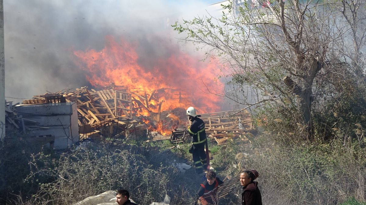 Çanakkale'de sanayi sitesinde yangın! Alevlere ilk müdahale çalışanlardan geldi