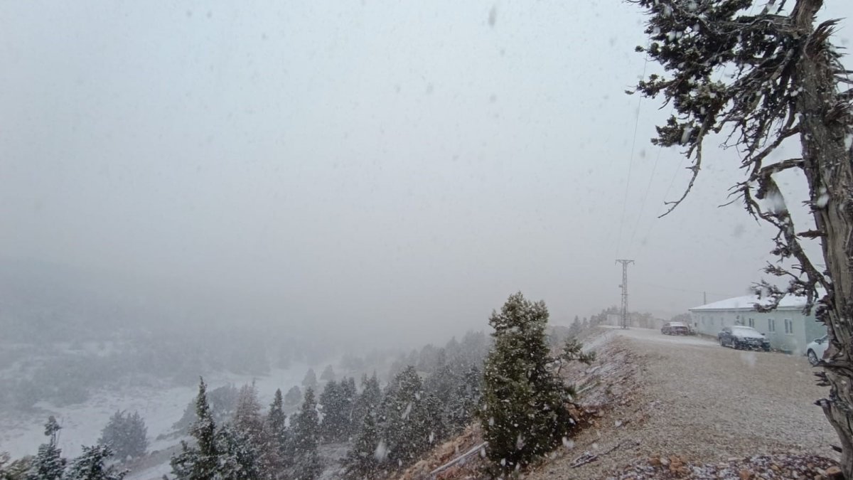 Mersin'de lapa lapa kar yağdı! Torosların eteği beyaza büründü