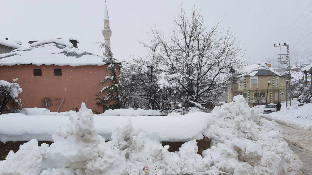 Tufanbeyli'de taşımalı eğitime 'kar' engeli