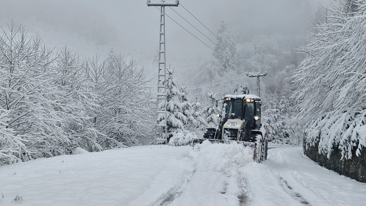 Trabzon'da kar engeli! 124 mahalle yolu ulaşıma kapandı