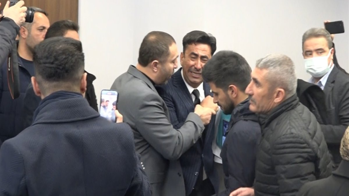 Eski başkan yeniden aday olamayınca gözyaşları içinde kaldı