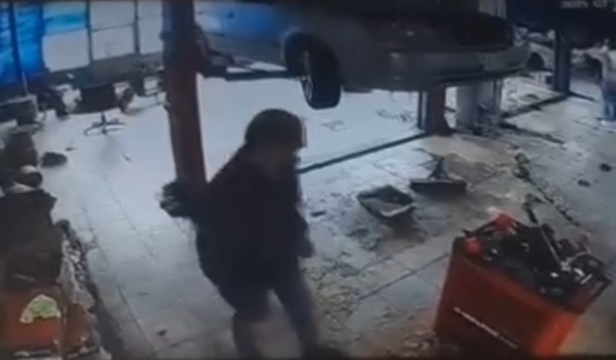 Sobaya benzin döken tamirci, parlayan alevden son anda kurtuldu