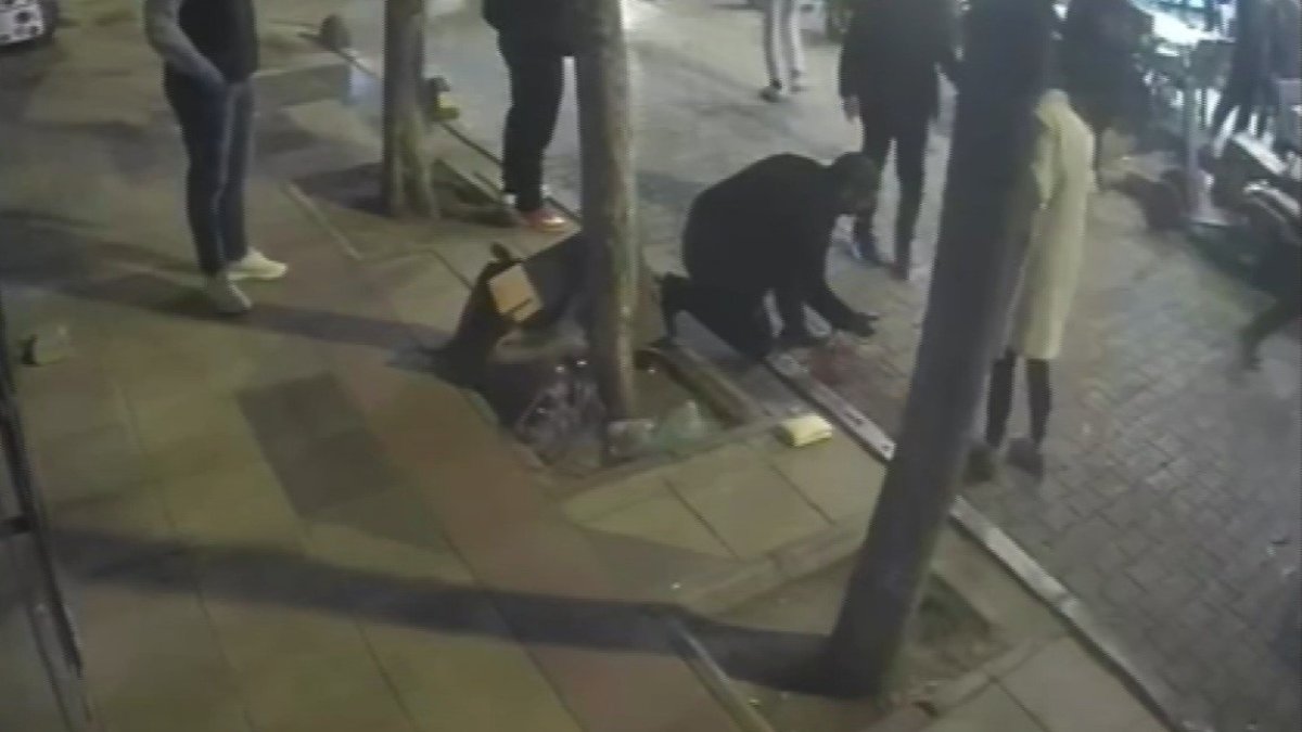 İzmir'de bıçaklı kavga: 1 ağır 2 yaralı