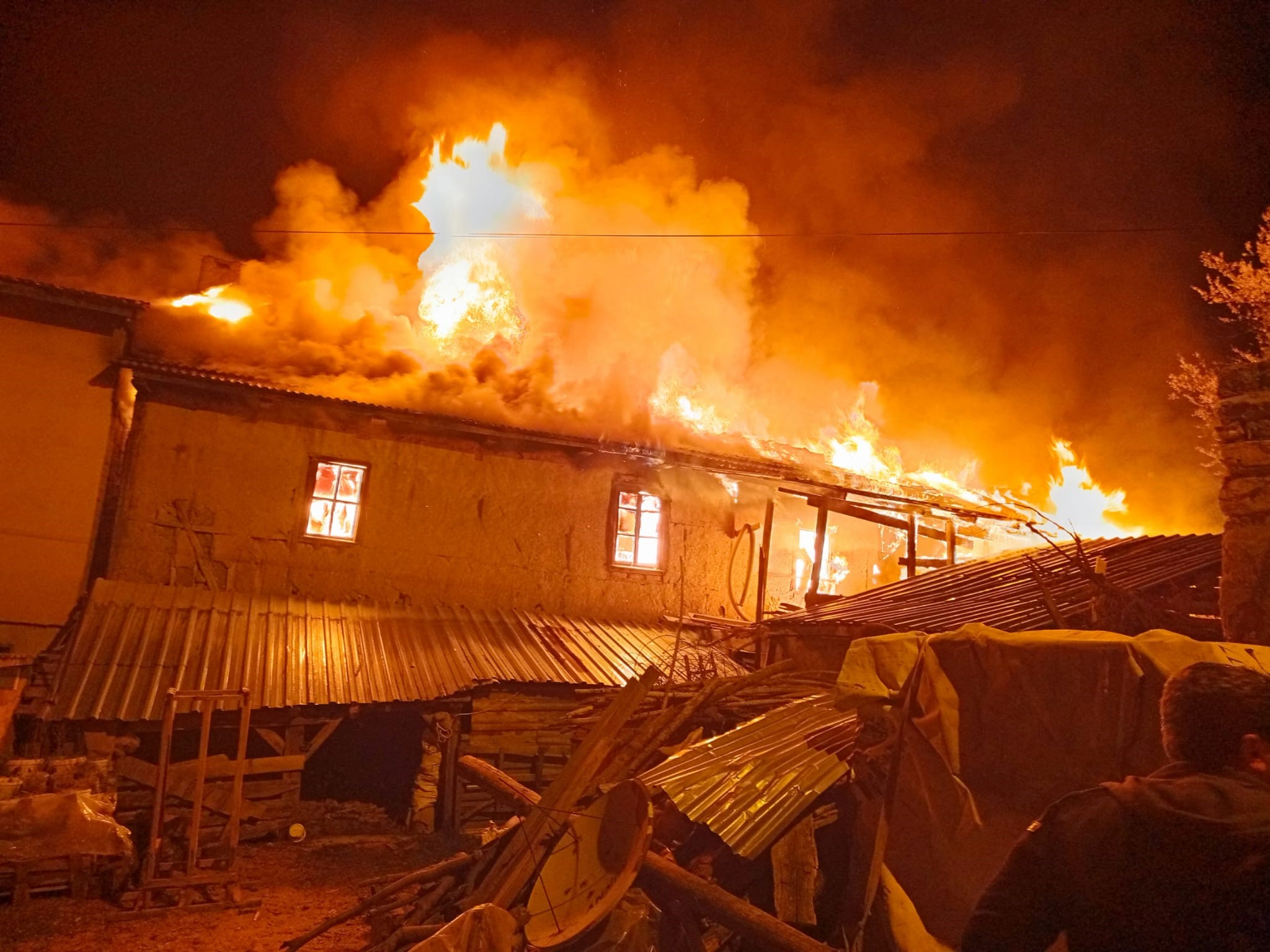 Bilecik'te çıkan yangında ahşap ev kullanılamaz hale geldi