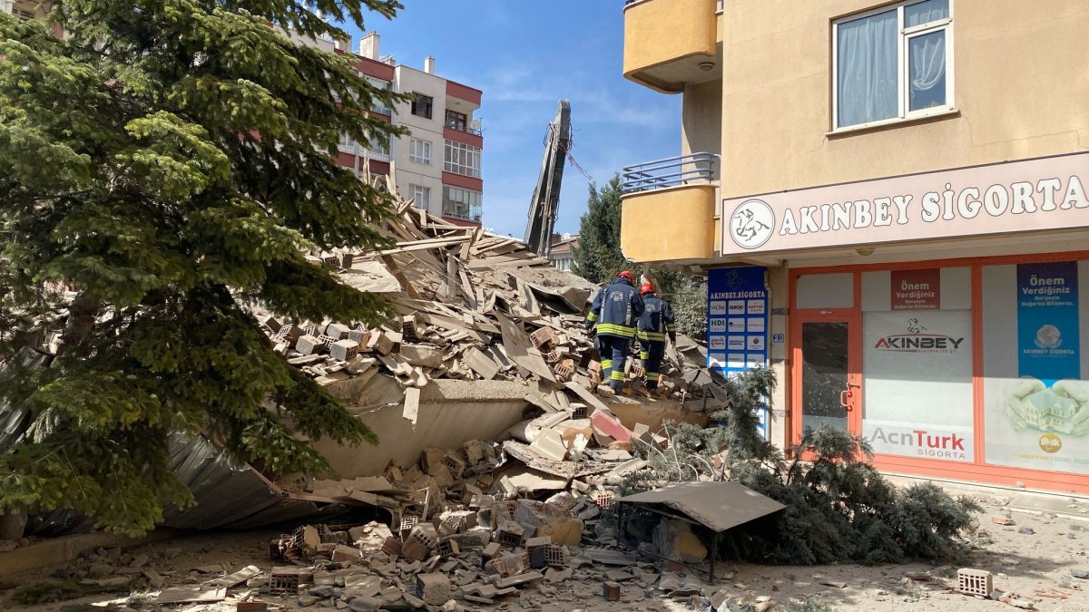 Konya’da 6 katlı bina çöktü