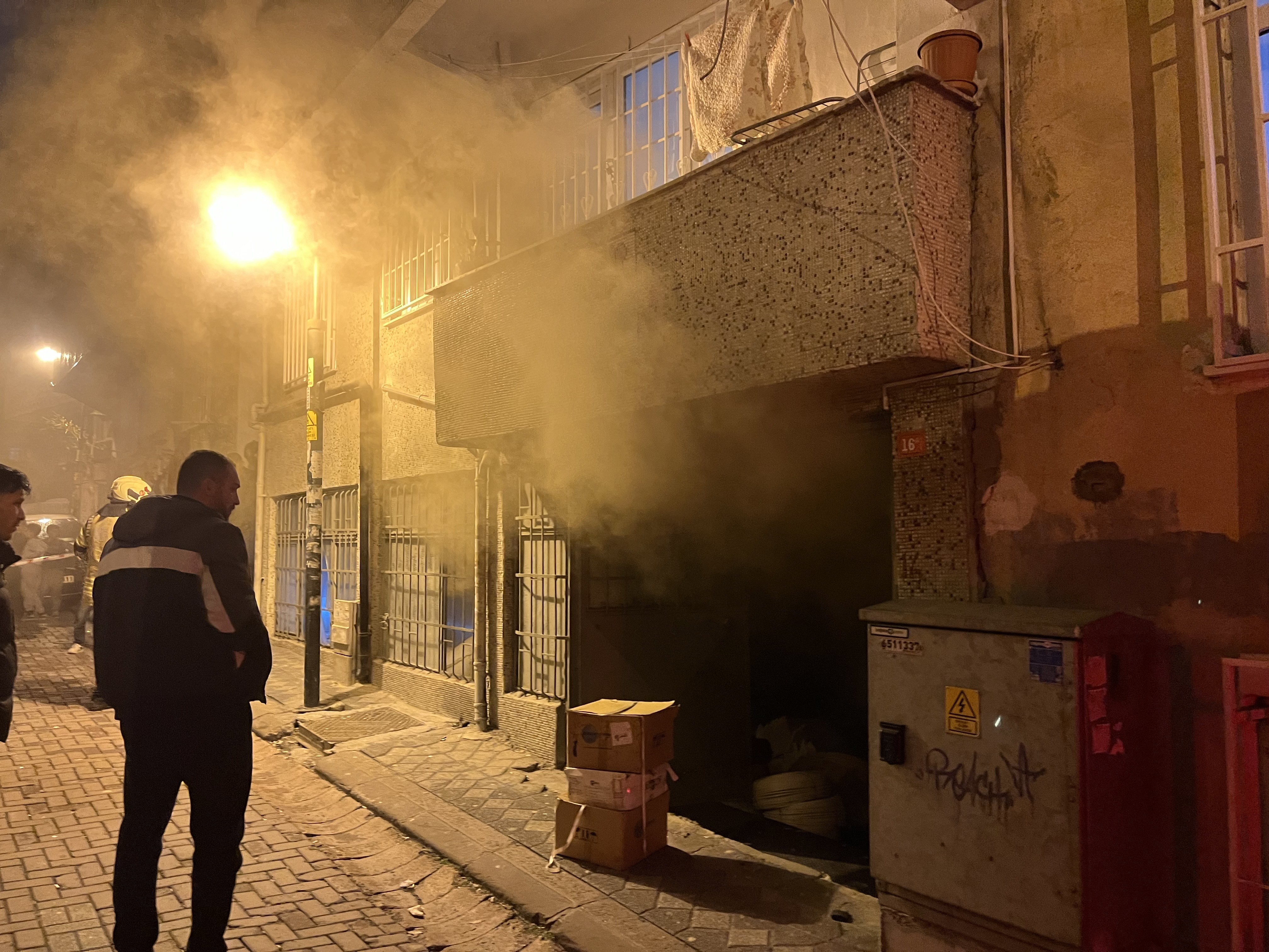 Zeytinburnu’nda kılıf imalathanesinde yangın