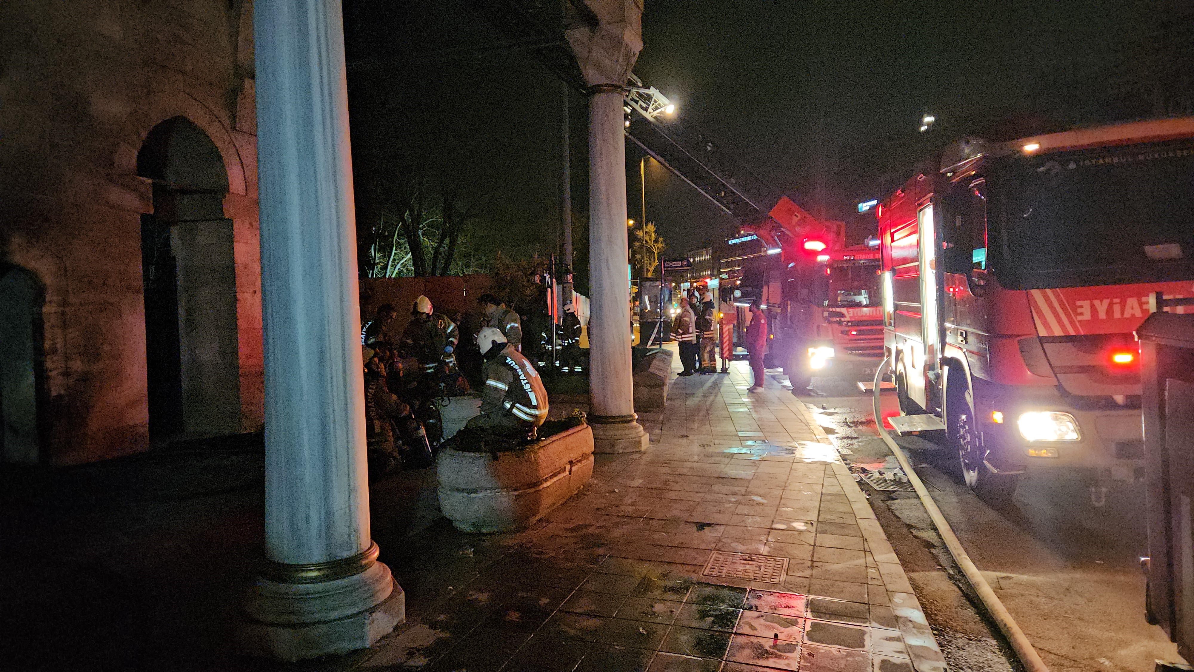 Beyoğlu'nda tarihi camide yangın çıktı