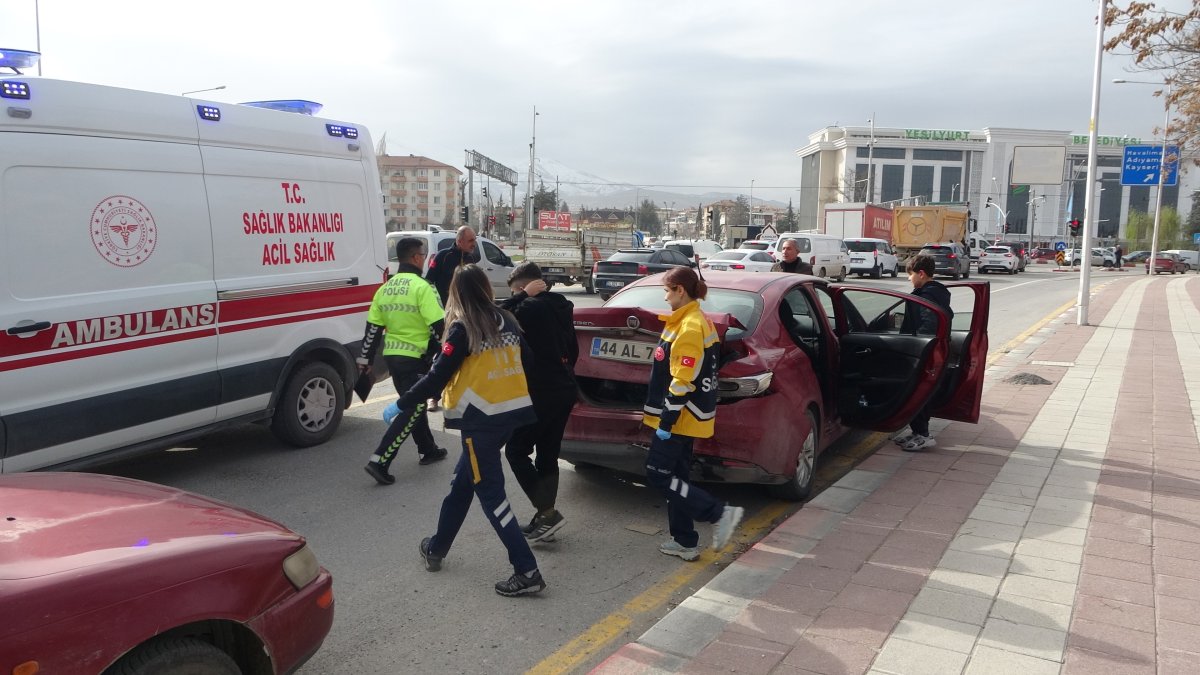 Alkollü sürücü ışıkta bekleyen araçlara çarptı! 1 çocuk yaralı