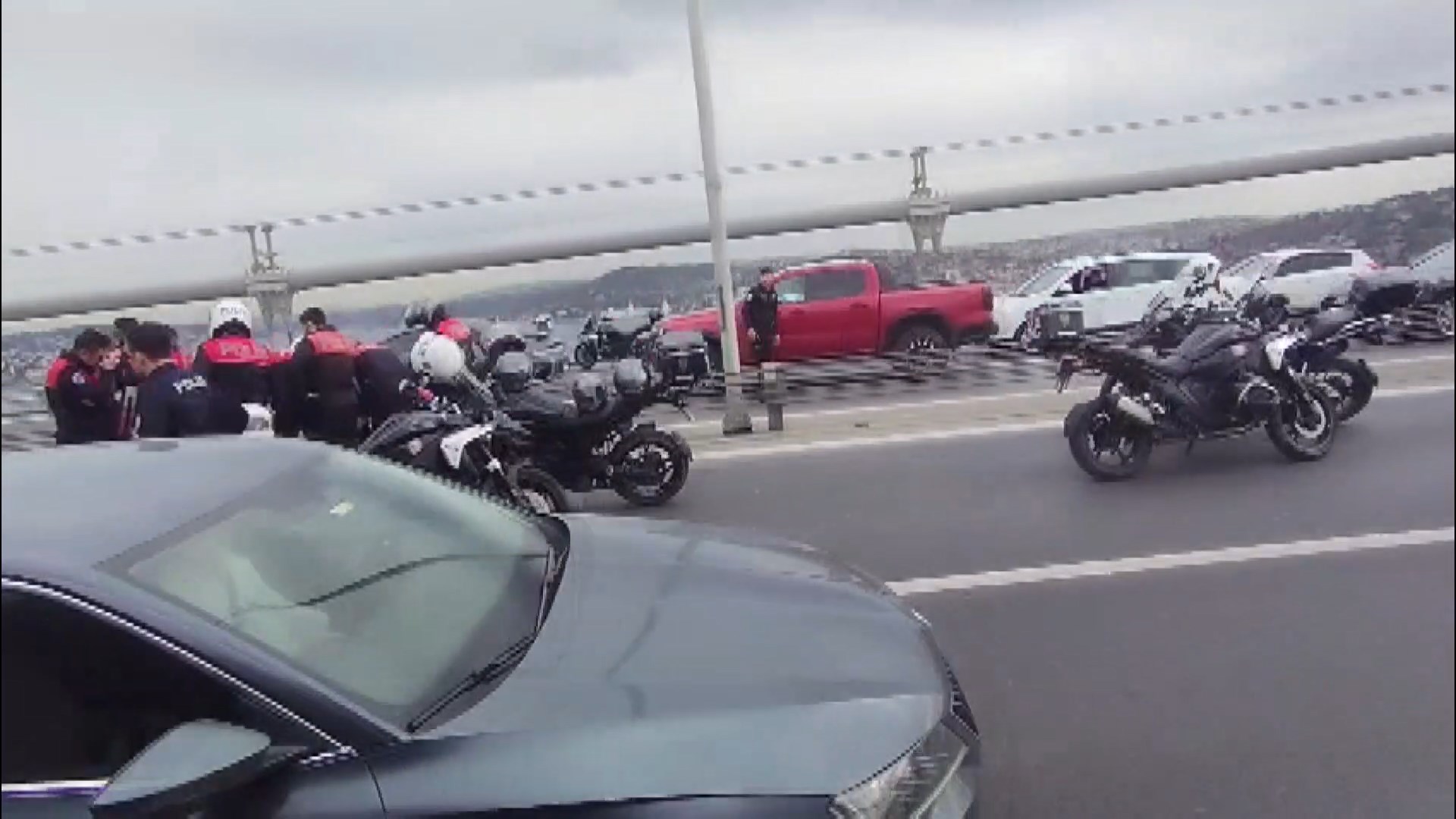 15 Temmuz Şehitler Köprüsü’nde motosikletli polisler kaza yaptı: 2 yaralı