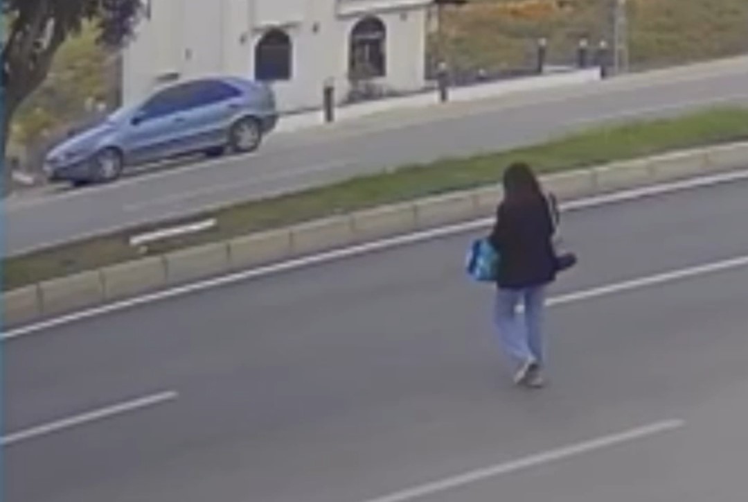 Yolda telefona bakarak ilerliyordu: Genç kız otomobilin çarpmasıyla ağır yaralandı