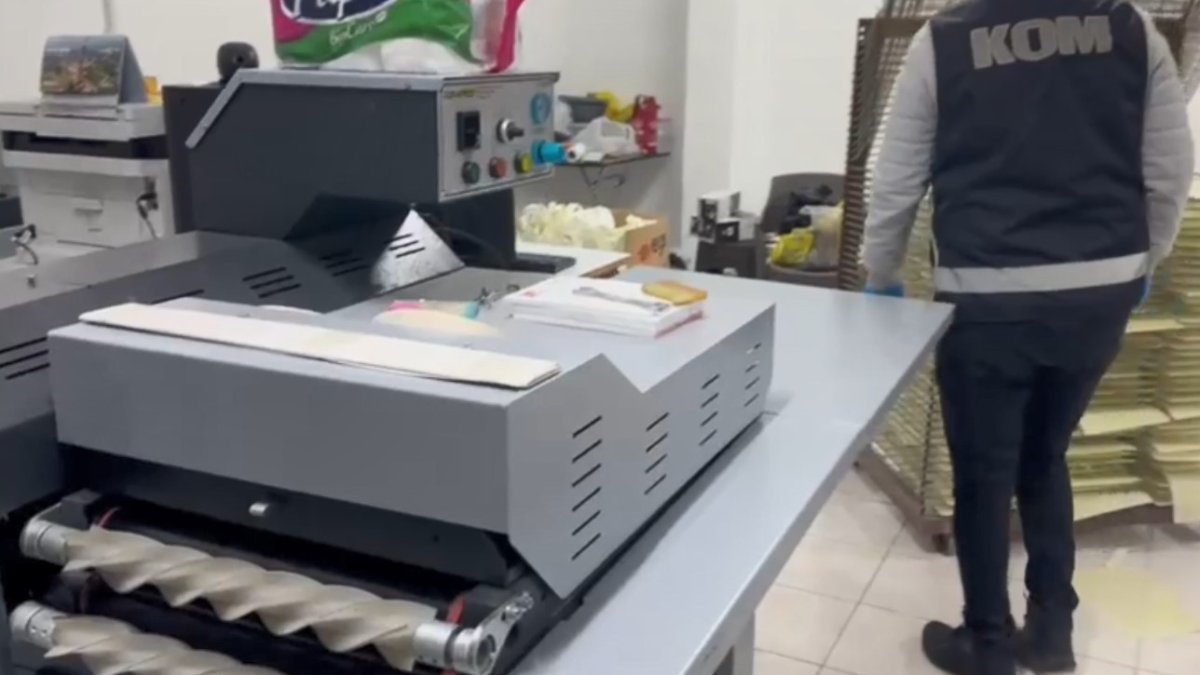 Kalpazan şebekesi çökertildi! Kurye 132 bin sahte dolarla yakalandı