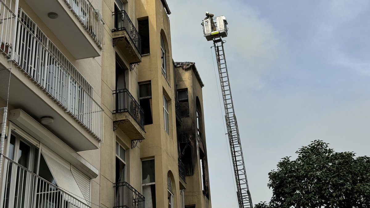 Beyoğlu'nda korkutan yangın! 5 katlı metruk binada alevler yükseldi