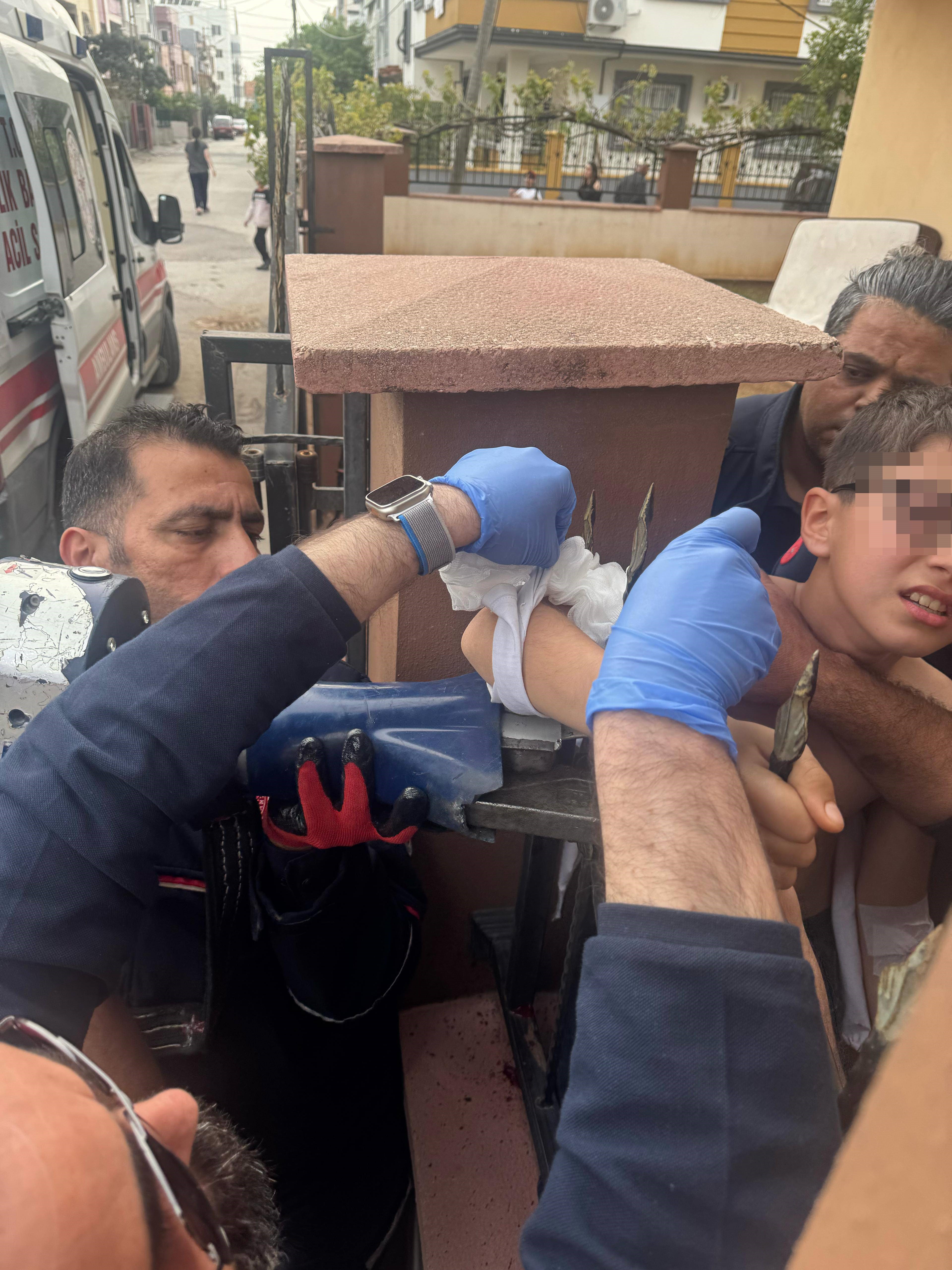 Koluna demir parmaklık saplanan çocuk hastaneye kaldırıldı
