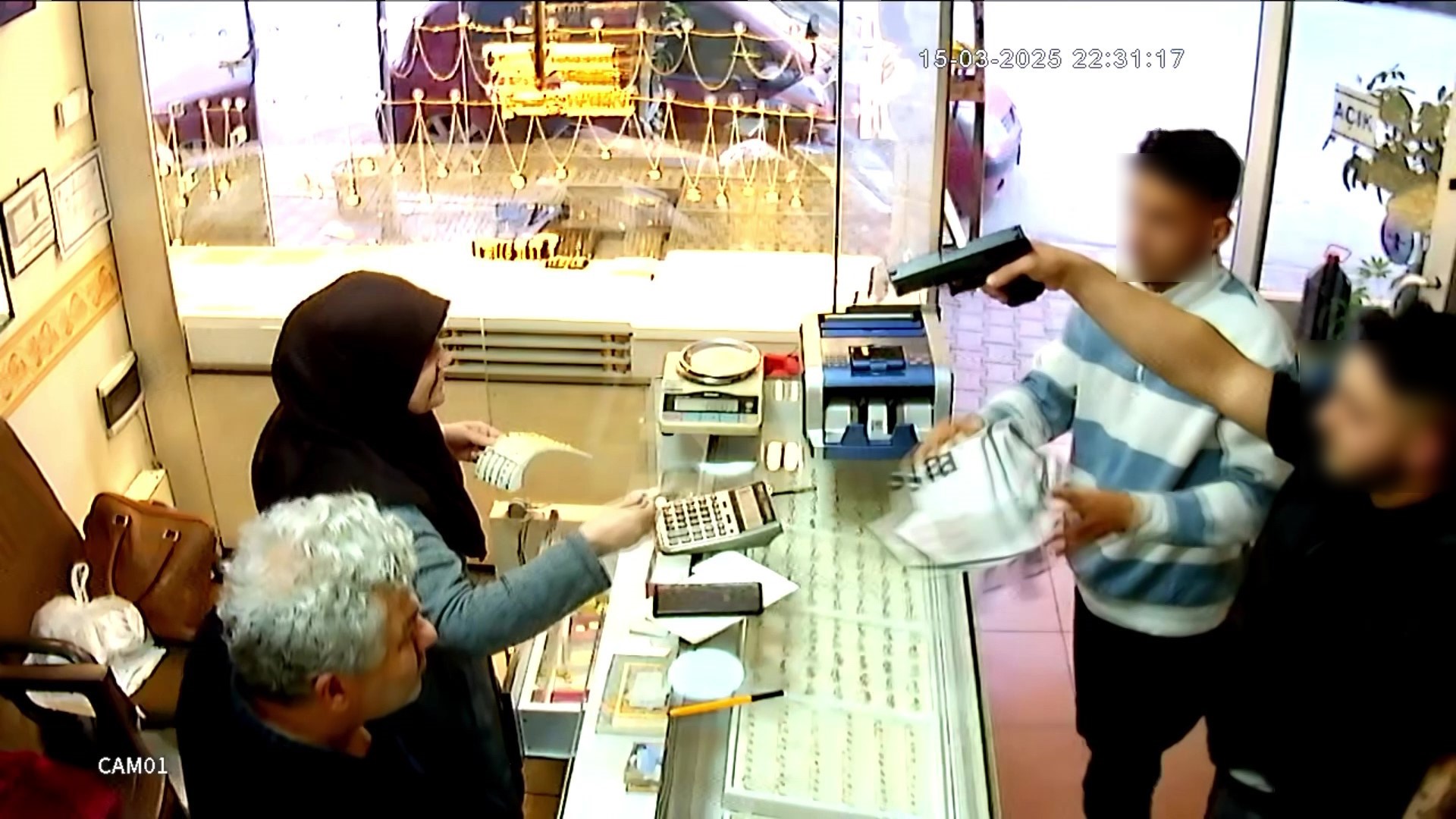 Film gibi kuyumcu soygunu! İş yeri sahibi üzerlerine yürüyünce kaçtılar