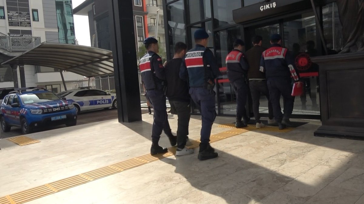 Otomobile asit döküp sakin bir şekilde yoluna devam etti! O anlar kamerada...