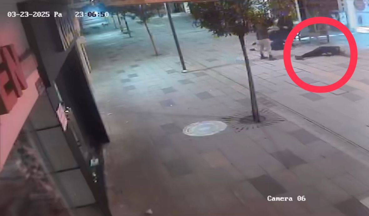 Köpeklerden kaçan motosiklet sürücüsü yaya çarptı