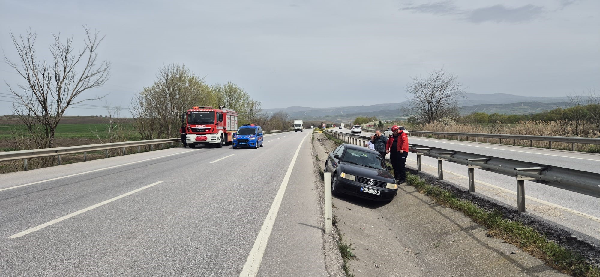 Balıkesir’de kaza! Kontrolden çıkan otomobil refüje uçtu, 2 yaralı