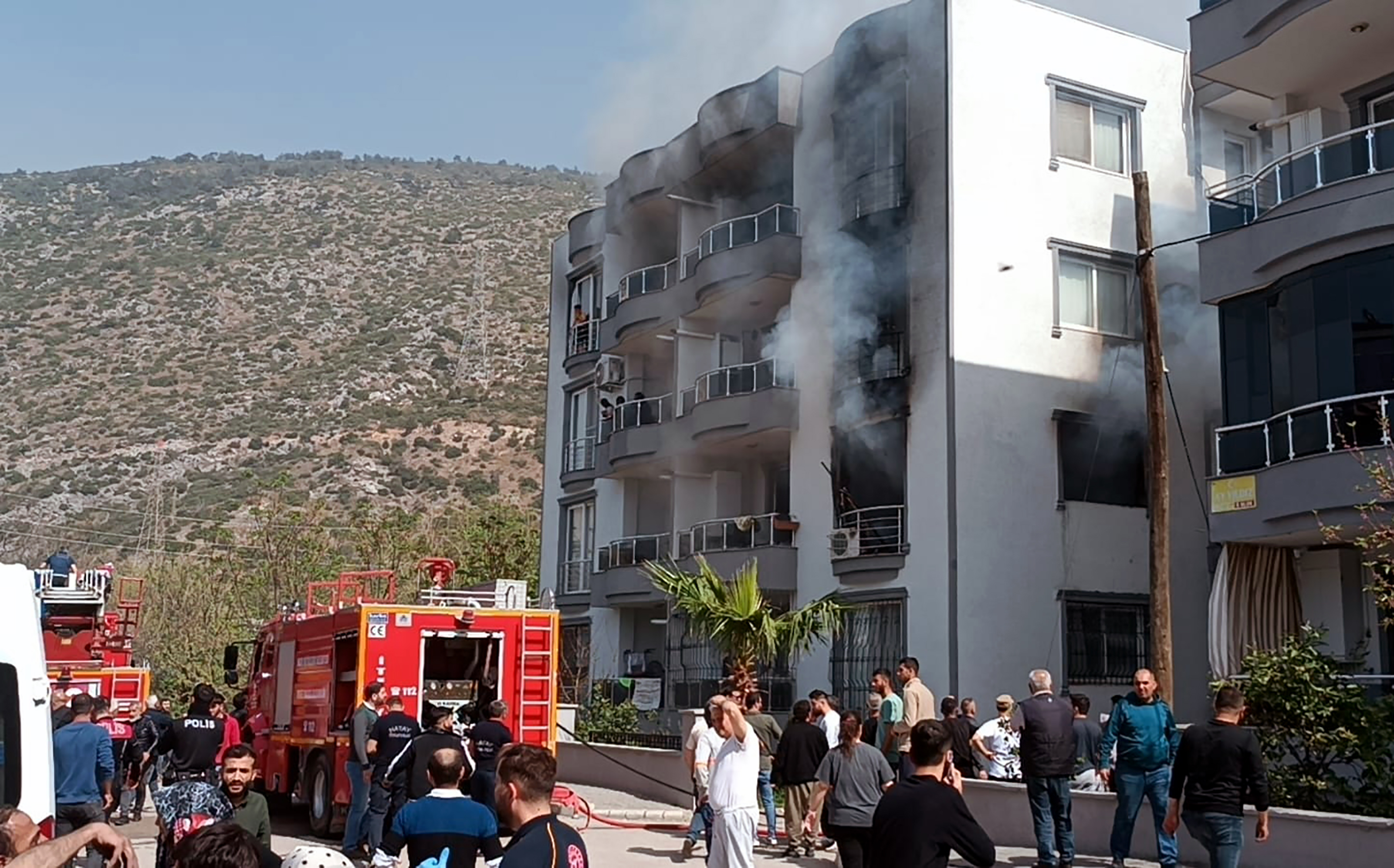 Hatay’da yangın! Mahsur kalan çocuk kurtarıldı