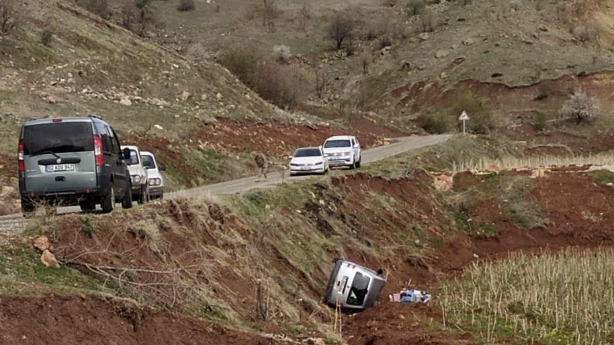 Adıyaman'da araç şarampole yuvarlandı! 5 kişi yaralı