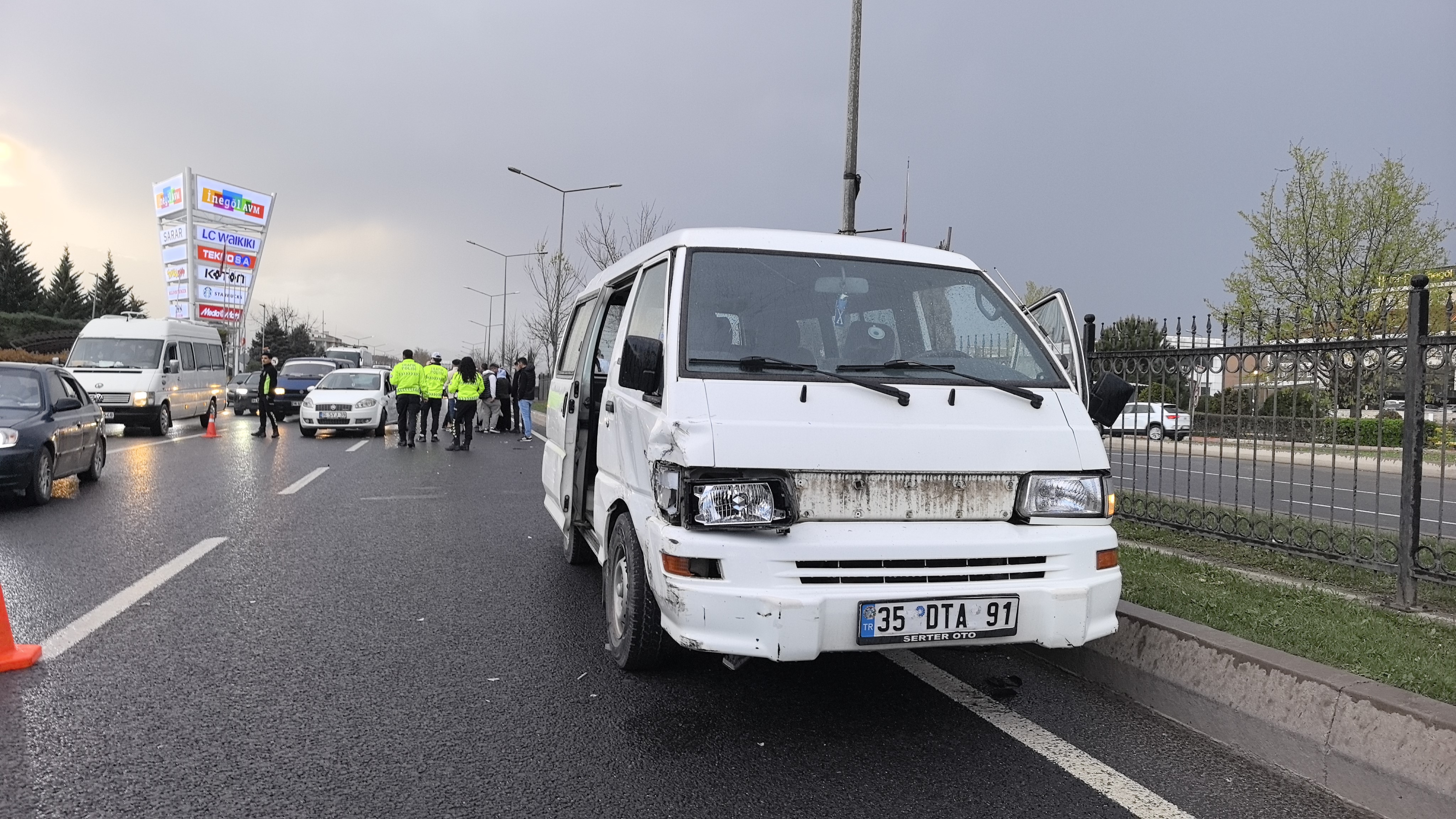 Bursa'da 3 aracın karıştığı kazada 4 kişi yaralandı
