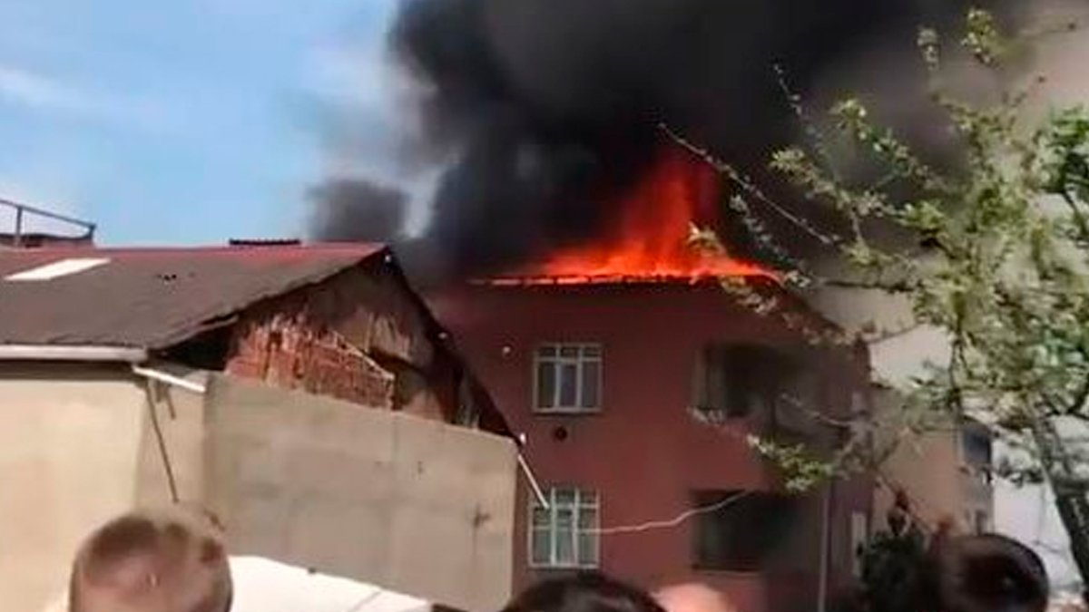 Avcılar’da 4 katlı binada yangın! Çatı katı alevlere teslim oldu