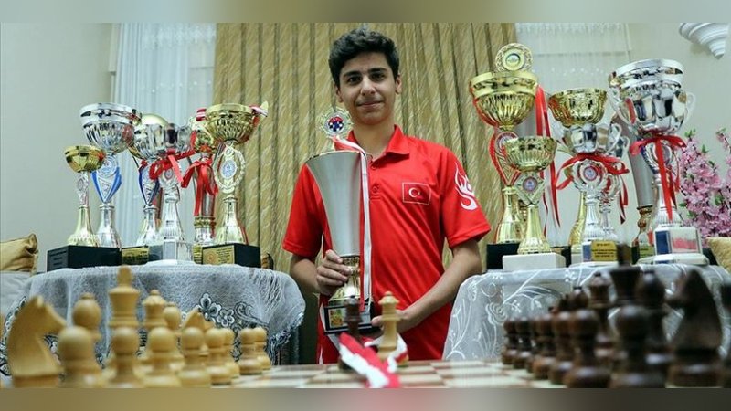 Satranca gönül veren aile milli sporcu çıkardı