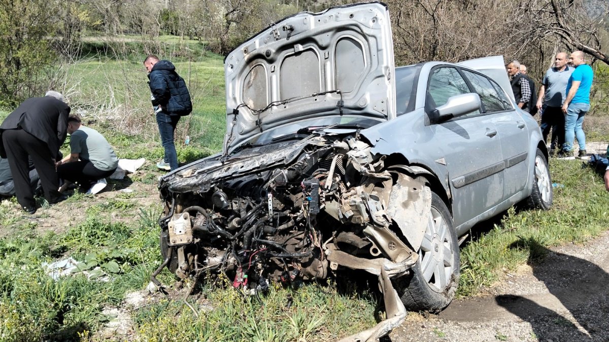Amasya’da otomobil bariyerlere çarptı: 2 yaralı