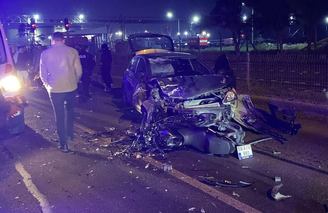 Tekirdağ'da hatalı sollama sonucu otomobil motosikletle çarpıştı: 2 yaralı