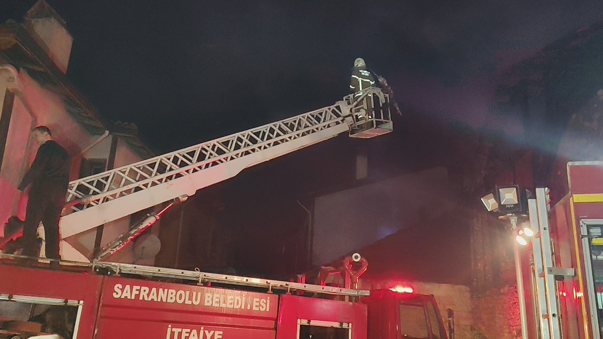 Karabük'te iki ev alevlere teslim oldu