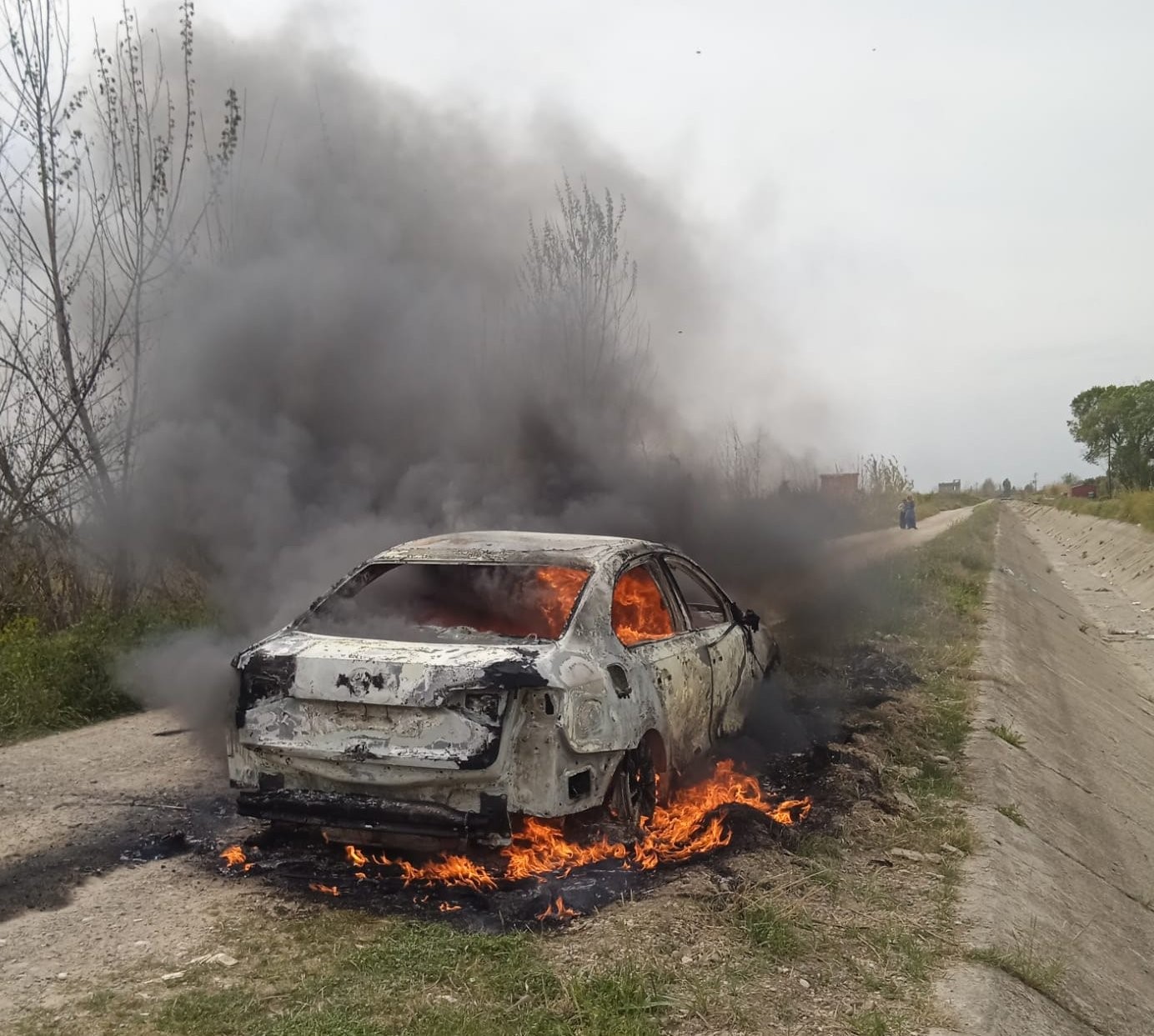 İki farklı yerde yanan otomobiller demir yığınına döndü
