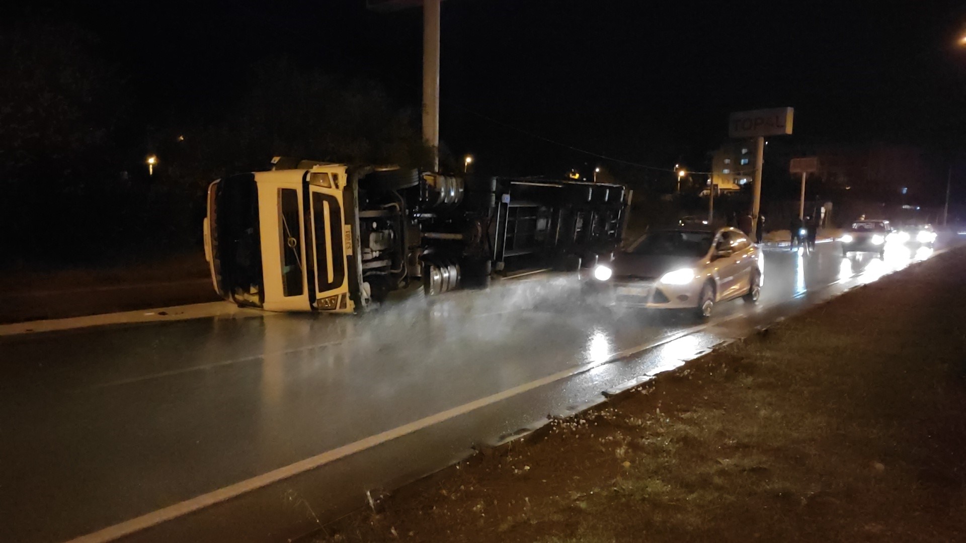 Mersin'de boya yüklü tır devrildi