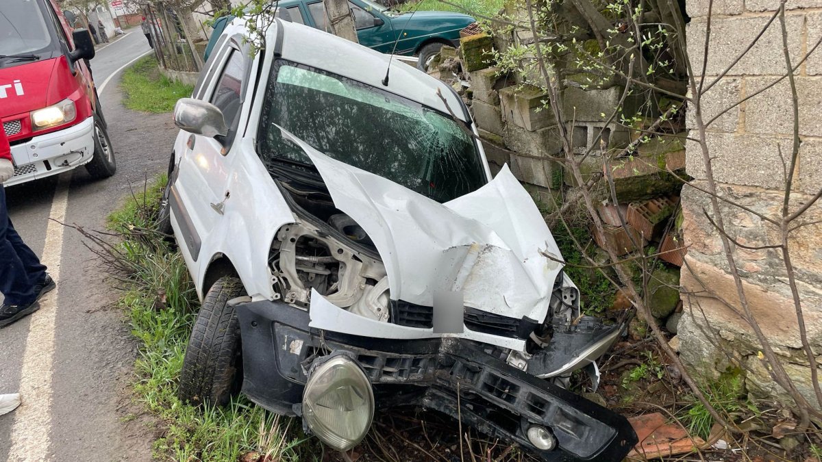Balıkesir'de şarampole uçan otomobilin sürücüsü yaralandı