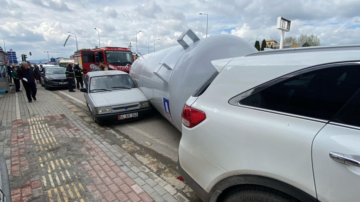 Kocaeli'de gaz tankeri yola düştü! Park halindeki araçlara çarptı