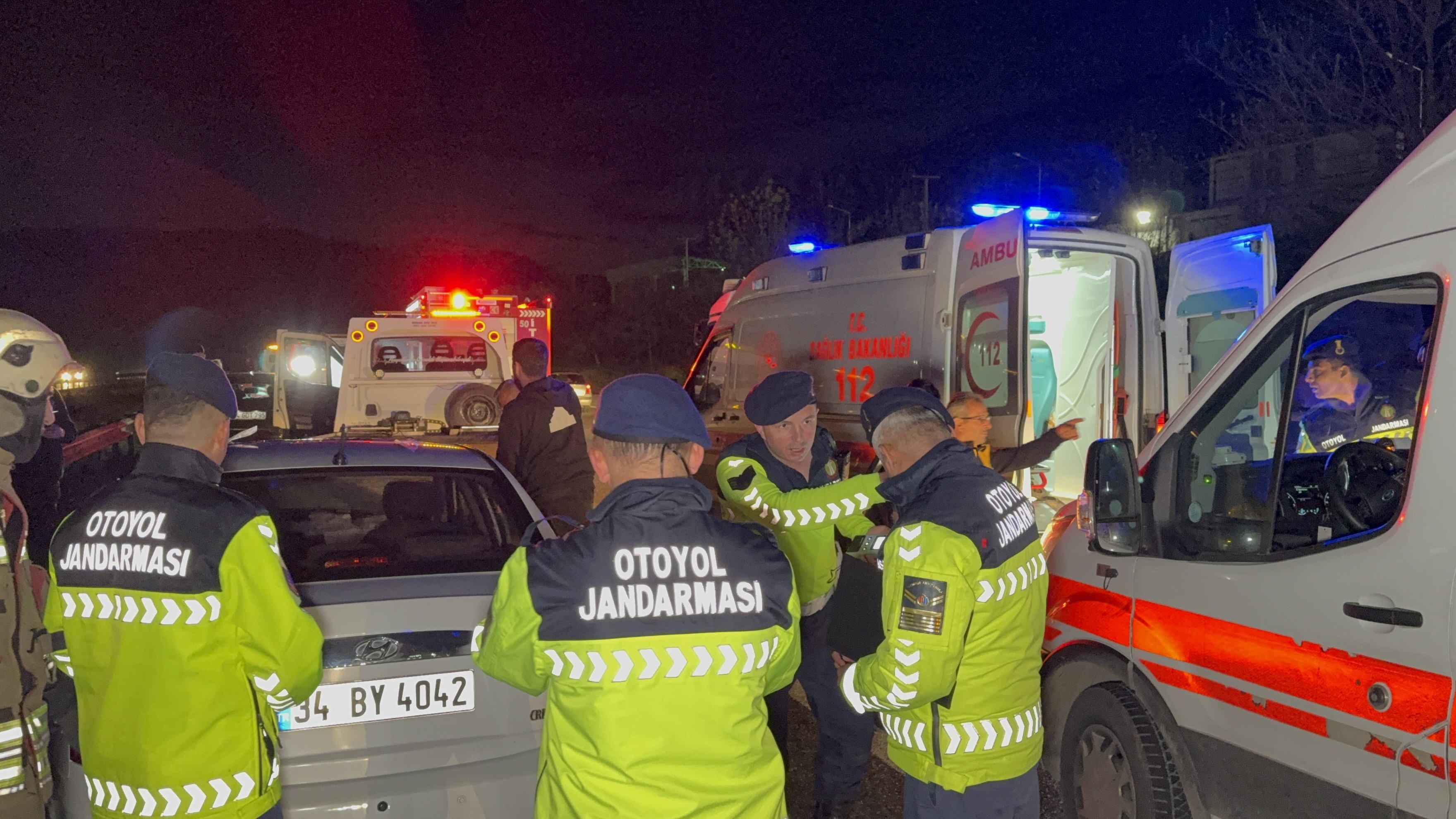 Yaralı sürücü özel eşyası için ambulanstan indi