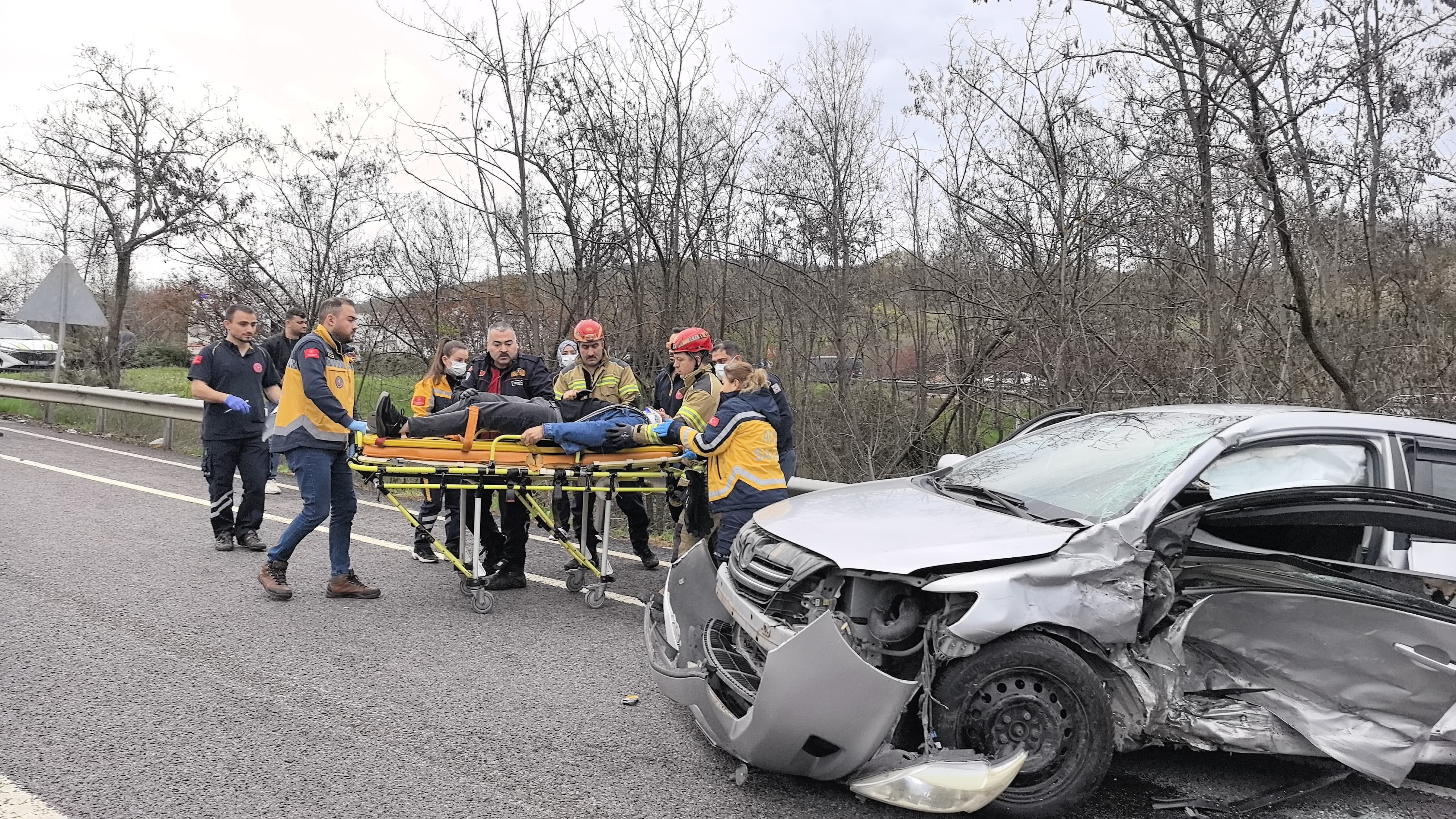 Bursa'da feci kaza! Araçlar birbirine girdi, 3 yaralı