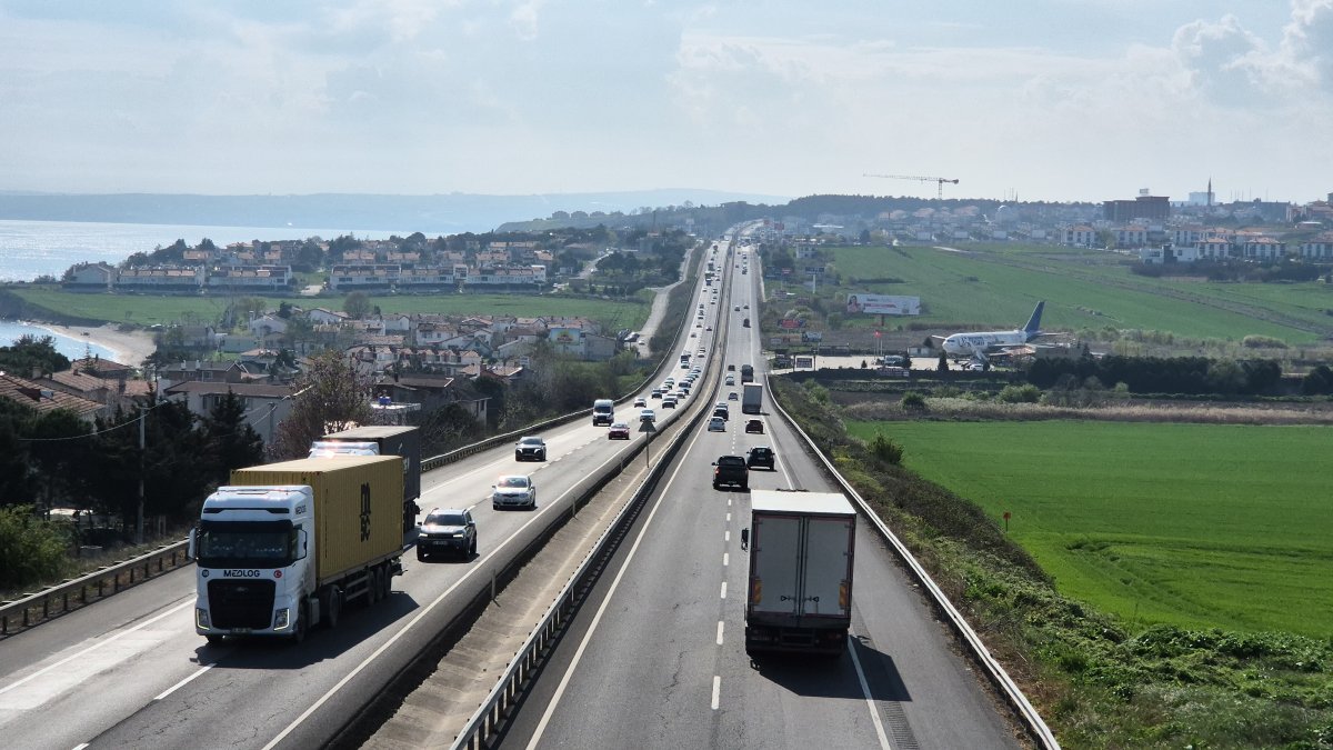Tekirdağ-İstanbul yolunda tatil dönüşü trafik yoğunluğu