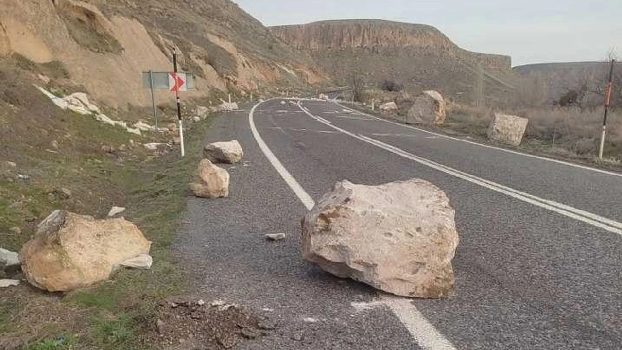 Dev kaya yoldan geçen araçların üzerine düştü: 2 yaralı