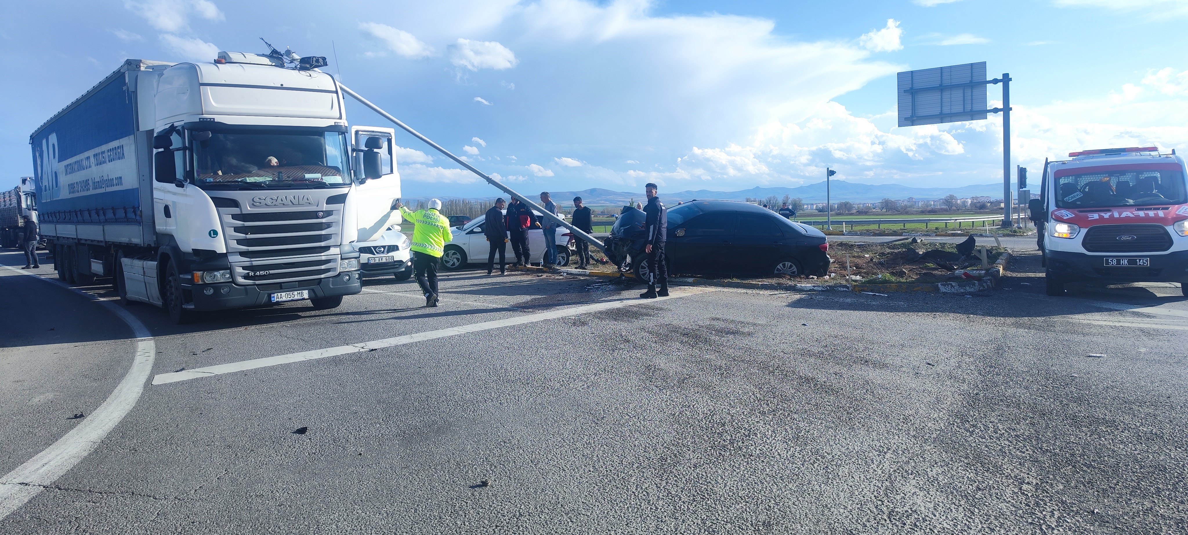 Sivas’ta iki otomobil çarpıştı: 6 yaralı