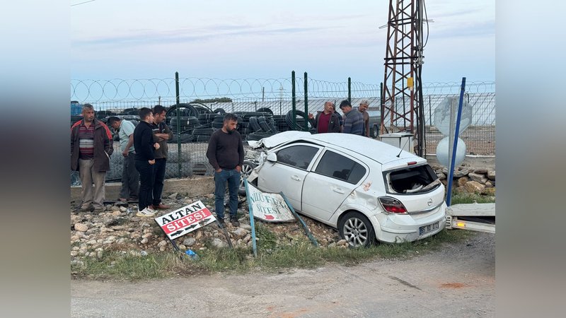 Feci kaza kamerada: Hızla gelen otomobil dönen kamyonete çarptı