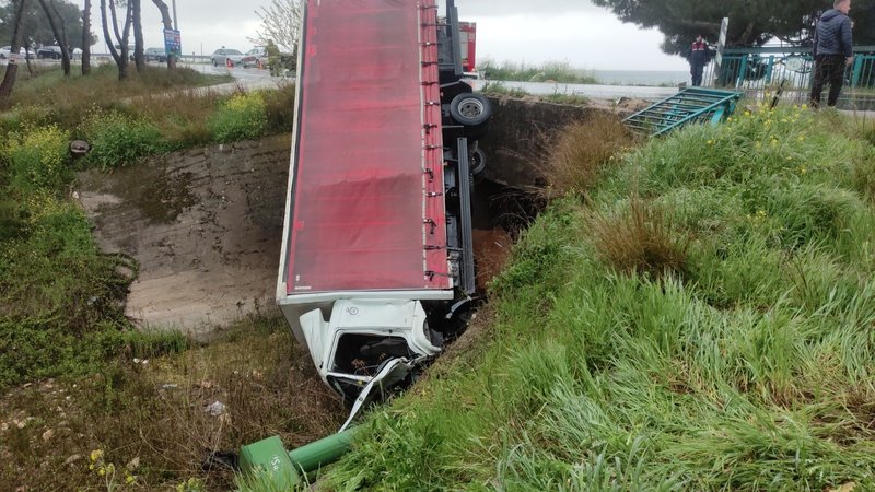 Bursa’da virajı alamayan kamyon dereye uçtu