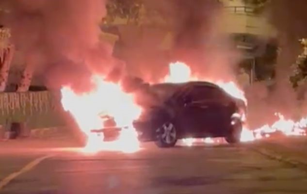 Alanya’da park halindeki otomobil cayır cayır yandı