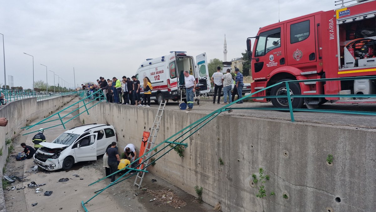 Fren yerine gaza basınca su kanalına uçtu! Araçtaki 2 kişi yaralandı