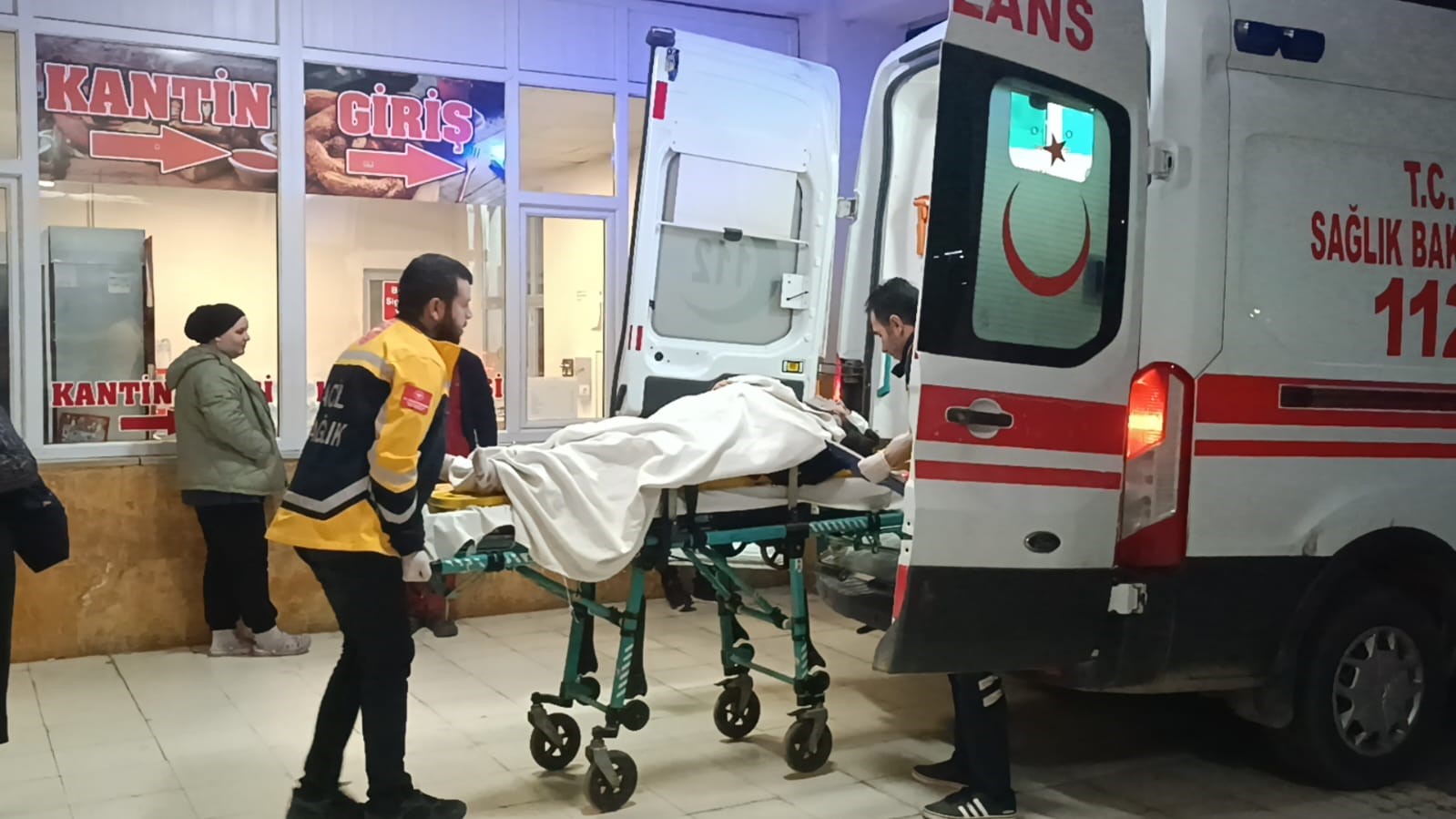 Sivas’ta iki araç kavşakta çarpıştı: 3 yaralı