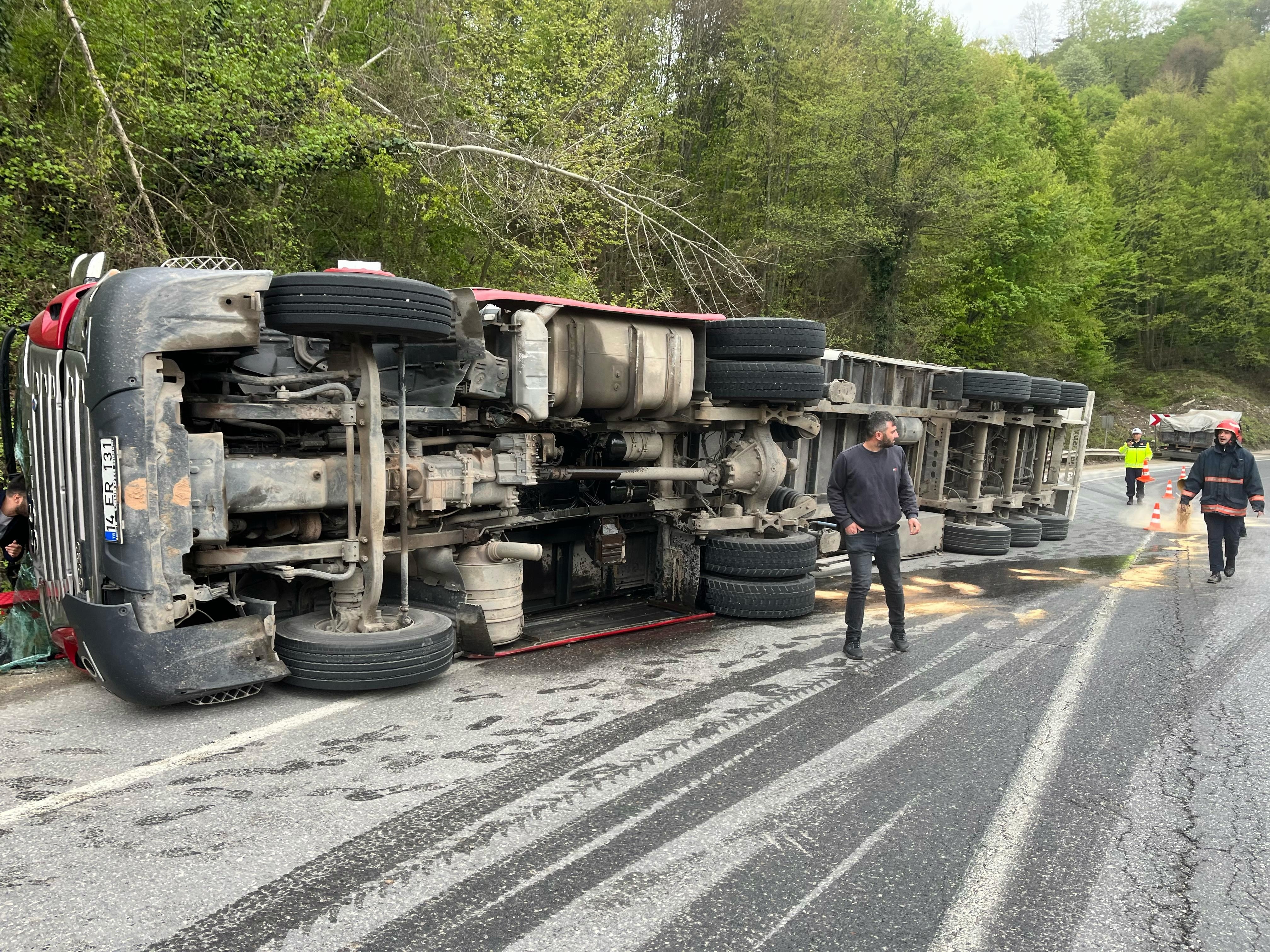 D-140'da tır devrildi: 1 yaralı