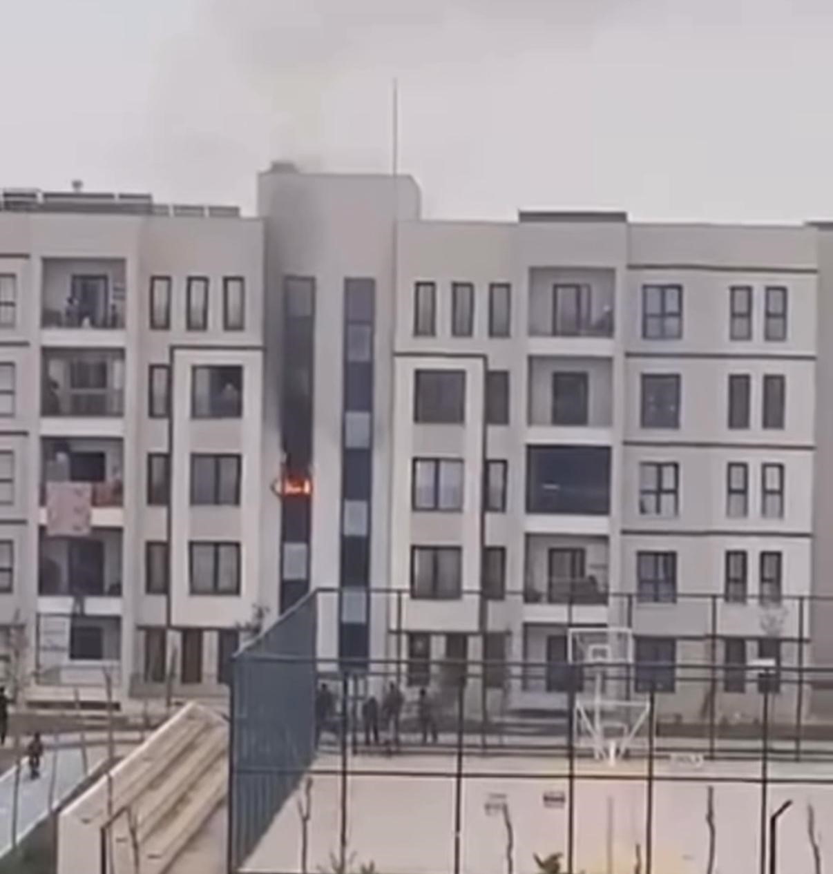 Diyarbakır'da bina yangını: 3'ü çocuk 5 kişi dumandan etkilendi