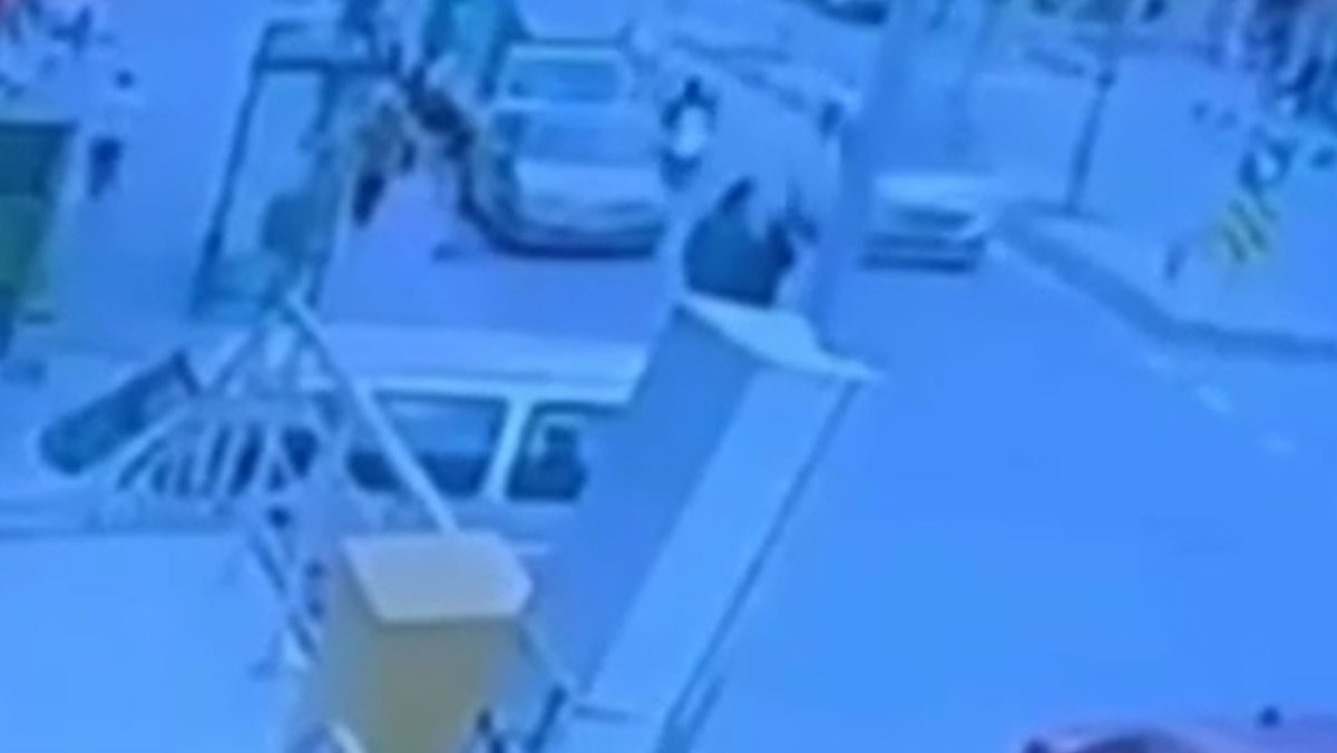 Motosikletin park halindeki araca çarpma anı anbean kamerada!